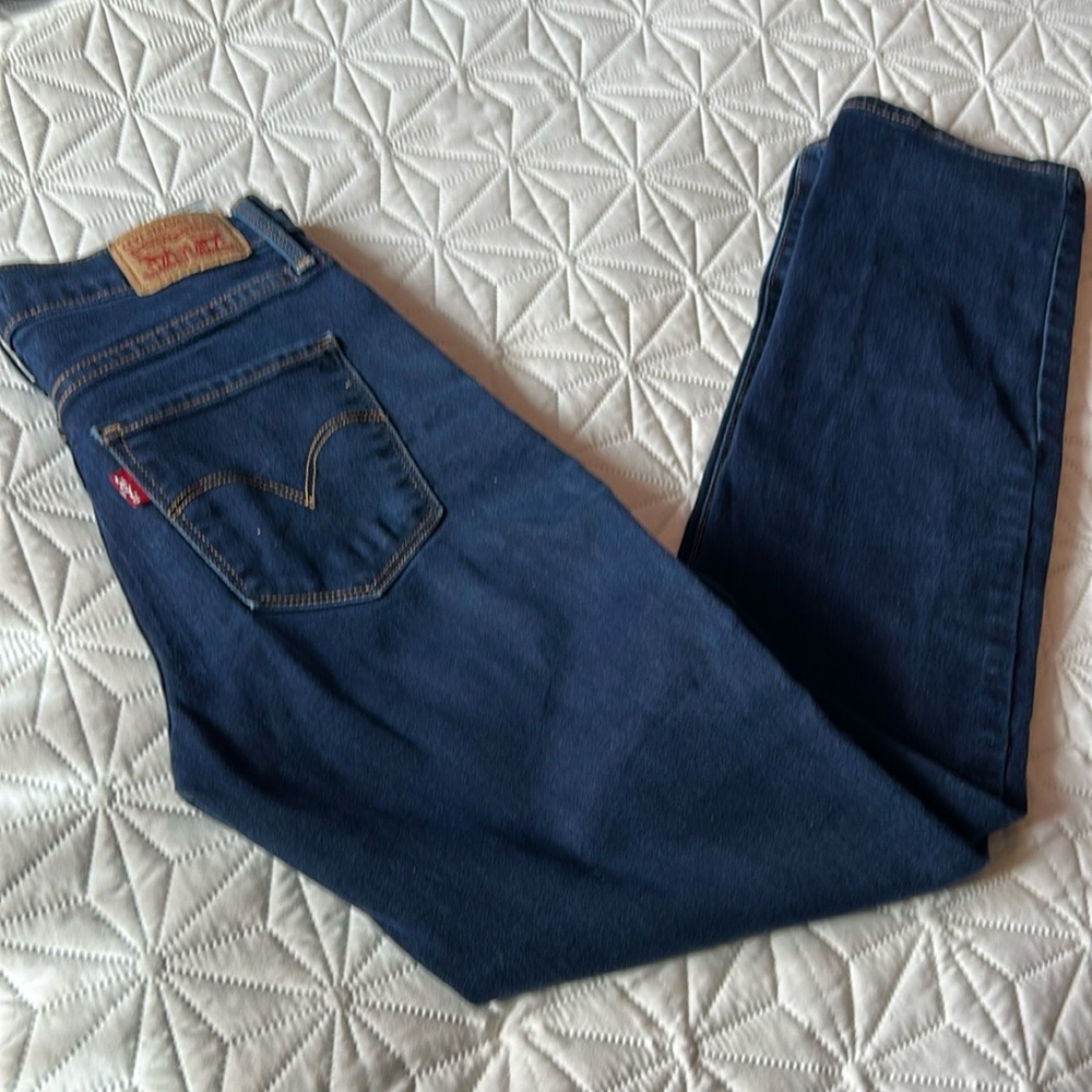 Levis soft 314 Shaping Straight jeans lengthen your legs , hugs your curves .
